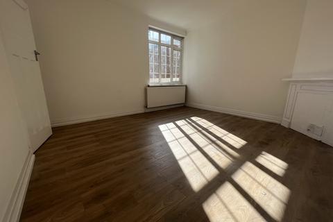 3 bedroom flat to rent, Addington Road, Croydon CR2