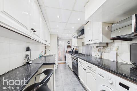 3 bedroom semi-detached house for sale, Kingshill Avenue, Romford