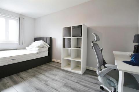 2 bedroom block of apartments to rent, Venus Close, Slough
