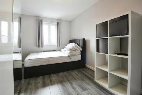 2 bedroom block of apartments to rent, Venus Close, Slough