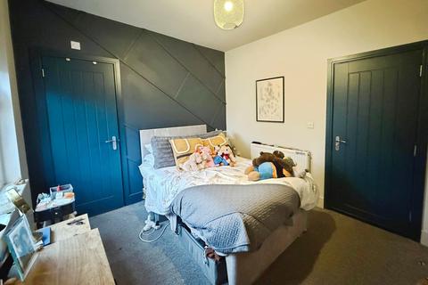 undefined, BILLS INCLUDED - Grosmont Place, Bramley, Leeds, LS13