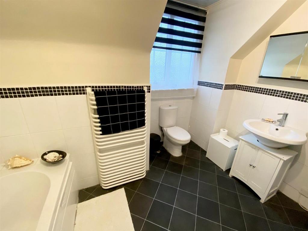 Bathroom 1.jpg