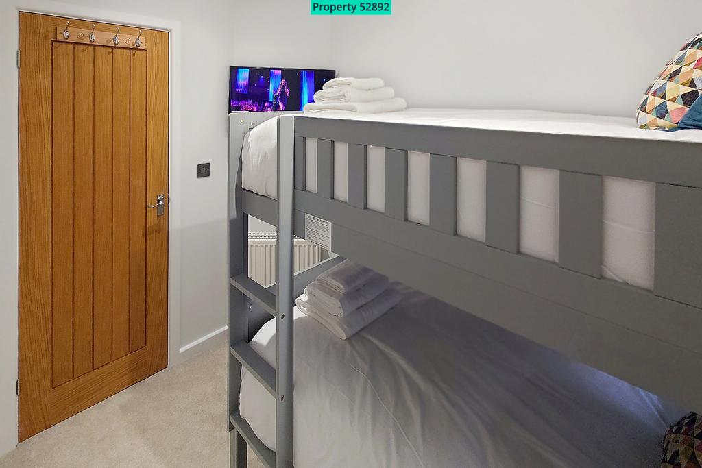 Secondary bedroom