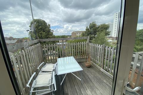 3 bedroom flat to rent, Crewys Road, London NW2