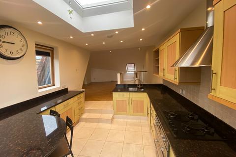 3 bedroom flat to rent, Crewys Road, London NW2