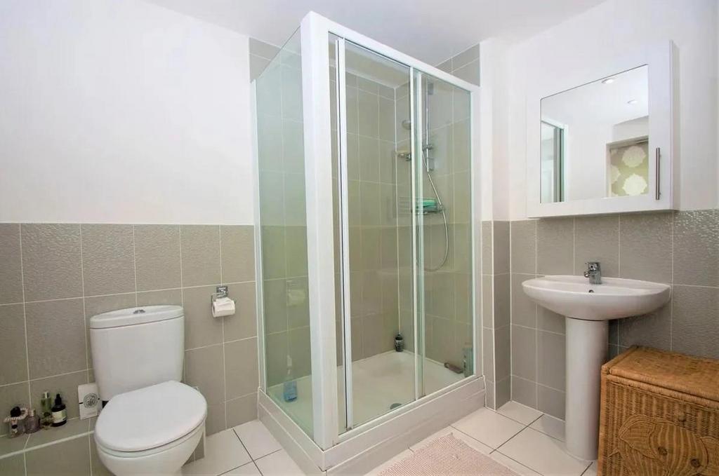 Bedroom onsuit.jpg