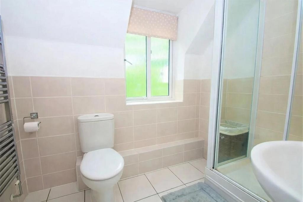 Bedroom 3 onsuite.jpg