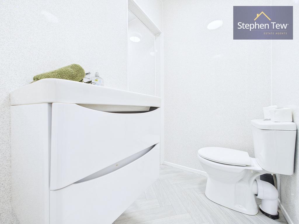 Apartment 4 Bathroom