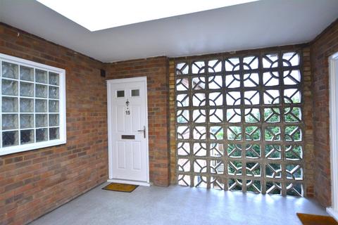 2 bedroom flat to rent, Doddinghurst Road, Brentwood