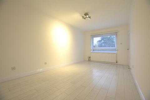 2 bedroom flat to rent, Doddinghurst Road, Brentwood