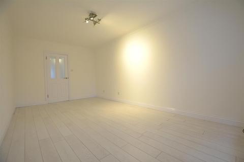 2 bedroom flat to rent, Doddinghurst Road, Brentwood