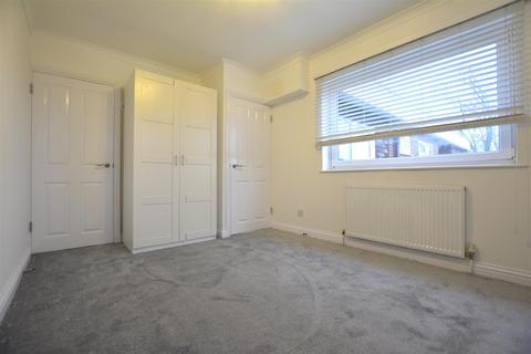2 bedroom flat to rent, Doddinghurst Road, Brentwood