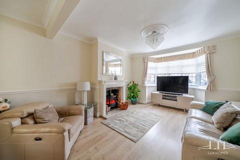 3 bedroom terraced house for sale, Strathmore Gardens, Hornchurch