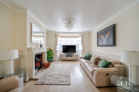 3 bedroom terraced house for sale, Strathmore Gardens, Hornchurch