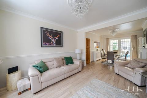 3 bedroom terraced house for sale, Strathmore Gardens, Hornchurch