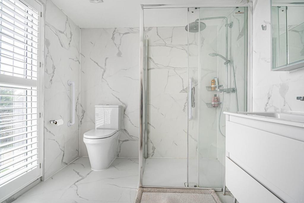 Ensuite shower room (loft)
