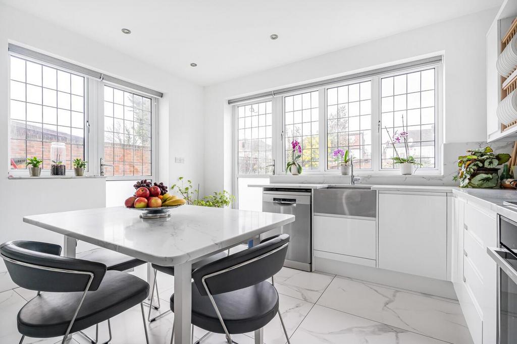 KITCHEN BREAKFAST ROOM (pic 2)