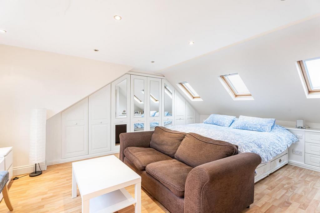 BEDROOM 1 (loft - pic 2)
