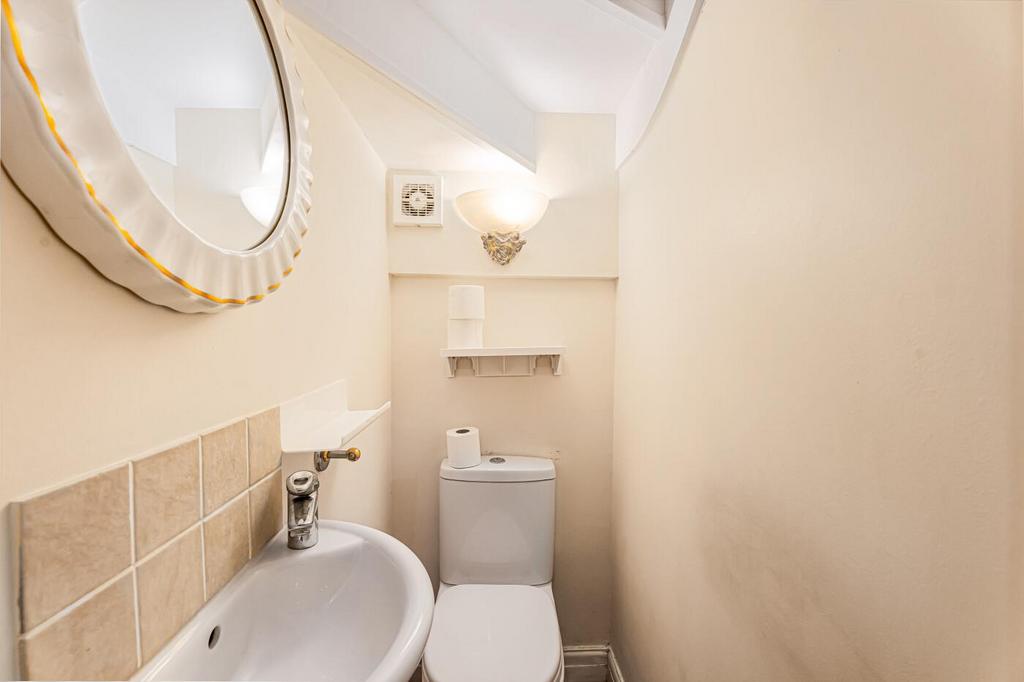 Dowstairs wc