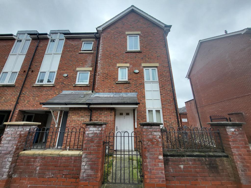 4 Bedroom Town House FOR RENT