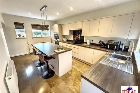 3 bedroom end of terrace house for sale, New Street, Carcroft, Doncaster