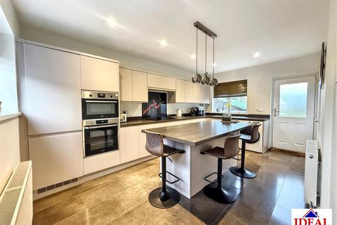 3 bedroom end of terrace house for sale, New Street, Carcroft, Doncaster