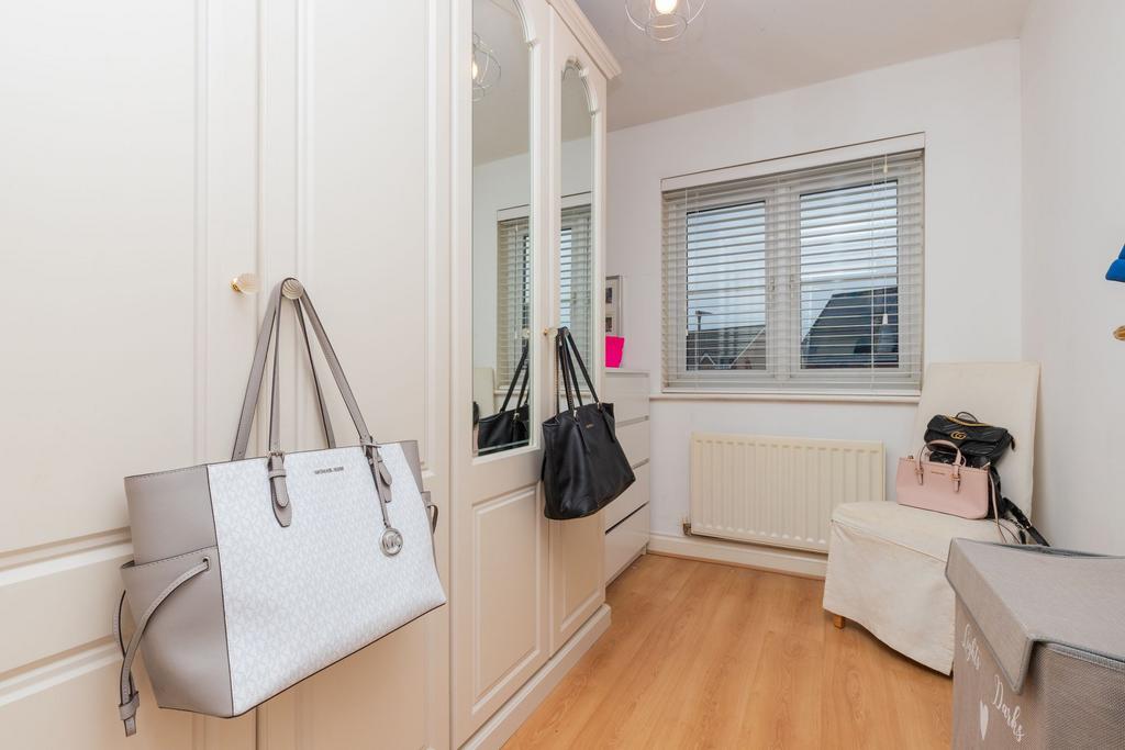 Dress room/bed 5