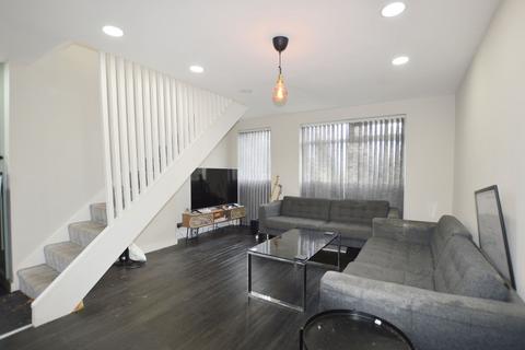 3 bedroom terraced house to rent, Willow Close, Leeds LS4