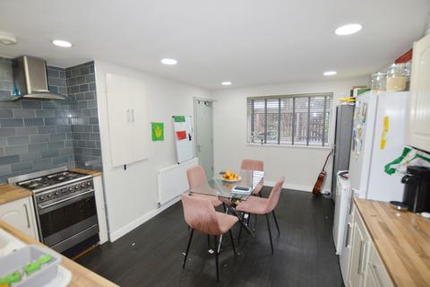3 bedroom terraced house to rent, Willow Close, Leeds LS4