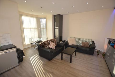 4 bedroom flat to rent, Cliff Road, Leeds LS6