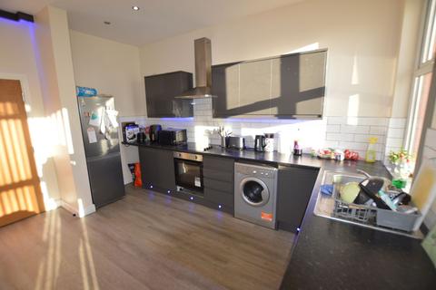 4 bedroom flat to rent, Cliff Road, Leeds LS6