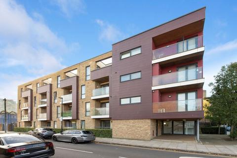 3 bedroom flat to rent, Annabel Close, London E14