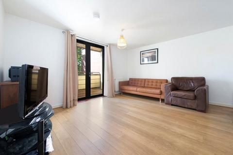 3 bedroom flat to rent, Annabel Close, London E14
