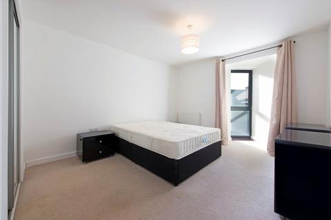 3 bedroom flat to rent, Annabel Close, London E14