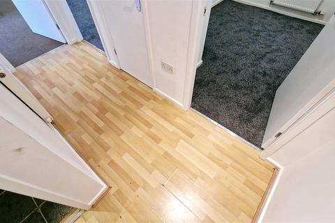 2 bedroom flat to rent, Bannister Court, Winsford