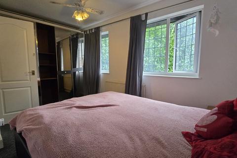 3 bedroom semi-detached house to rent, Chichester Close, London E6