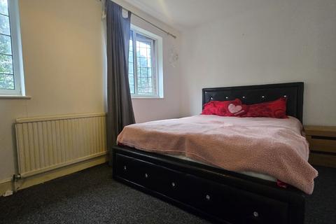 3 bedroom semi-detached house to rent, Chichester Close, London E6