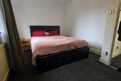 3 bedroom semi-detached house to rent, Chichester Close, London E6