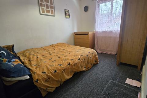 3 bedroom semi-detached house to rent, Chichester Close, London E6