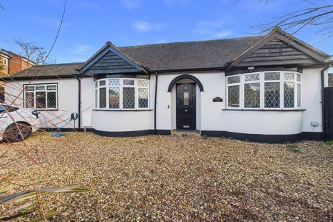 4 bedroom detached house to rent, Orchard Avenue, Ashford, Surrey, TW15