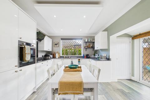 4 bedroom detached house to rent, Orchard Avenue, Ashford, Surrey, TW15