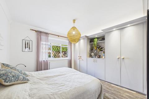 4 bedroom detached house to rent, Orchard Avenue, Ashford, Surrey, TW15