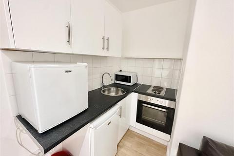 Studio to rent, Finchley Road, London