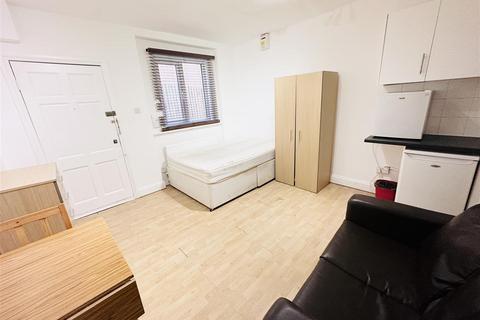 Studio to rent, Finchley Road, London