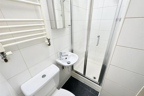 Studio to rent, Finchley Road, London