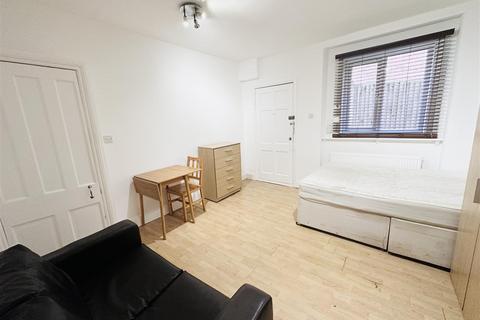 Studio to rent, Finchley Road, London
