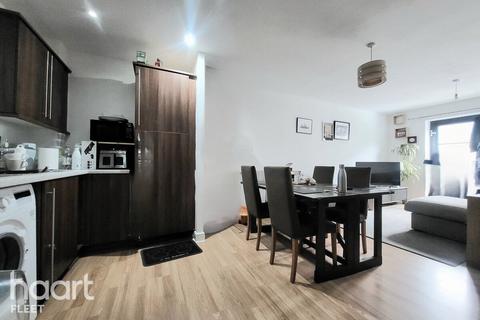 2 bedroom apartment to rent, Pond Road, FARNBOROUGH