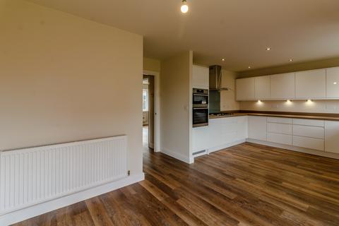 4 bedroom detached house to rent, Wadham Close, DE3