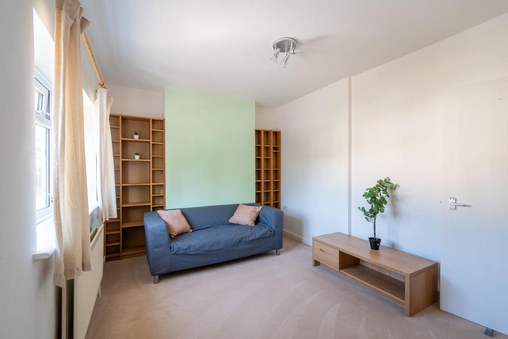 102 A Lymore Avenue-4.jpg