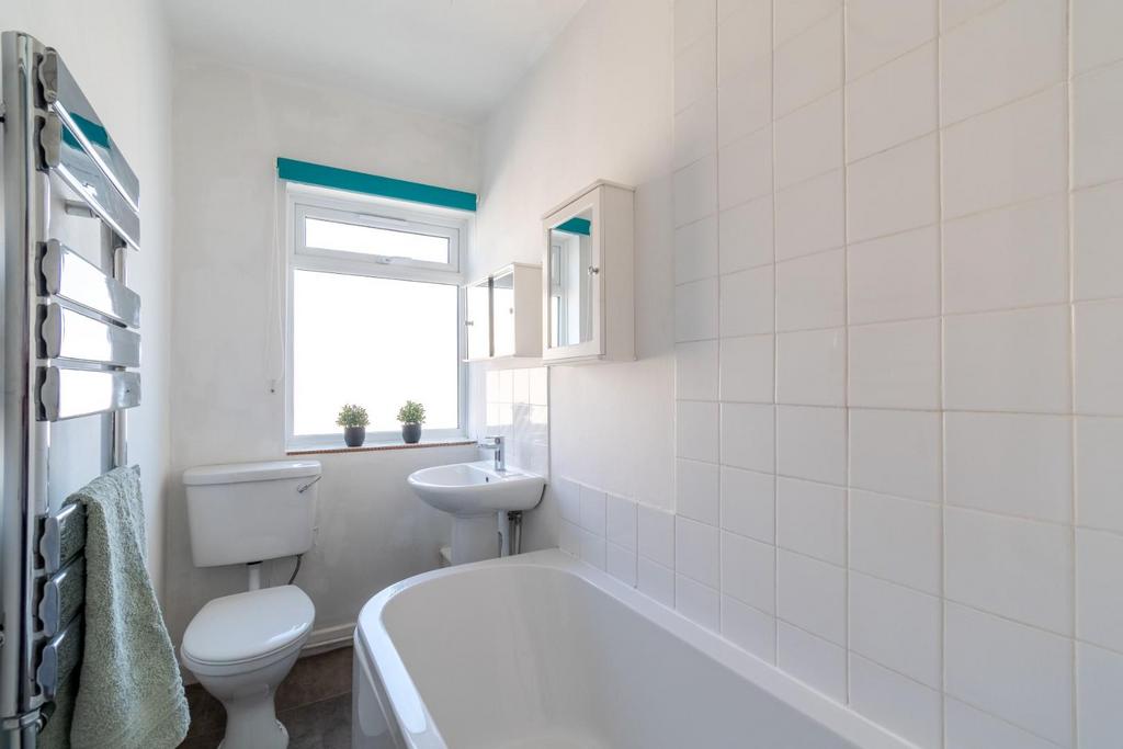 102 A Lymore Avenue-7.jpg